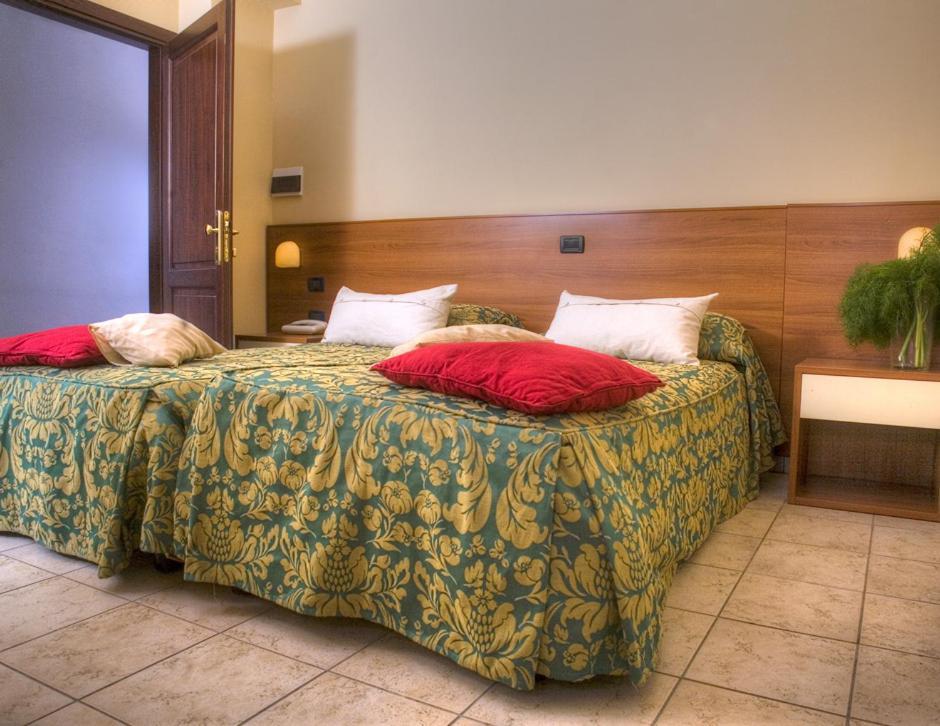 Hotel Tuscania Panoramico Habitación foto